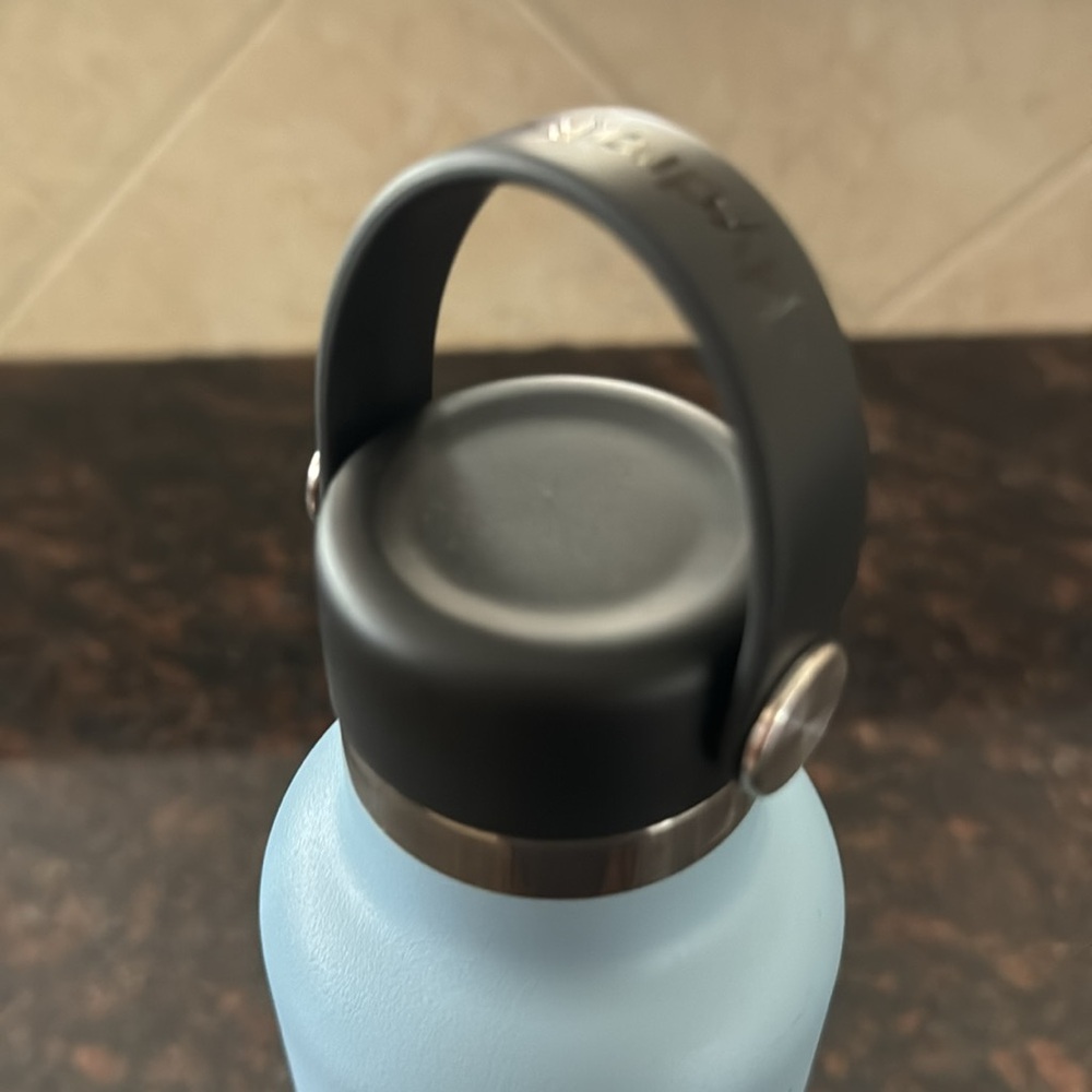 24 oz Hydroflask Standard Mouth Flexcap in Sky Blue (Carolina blue) - Picture 3 of 7